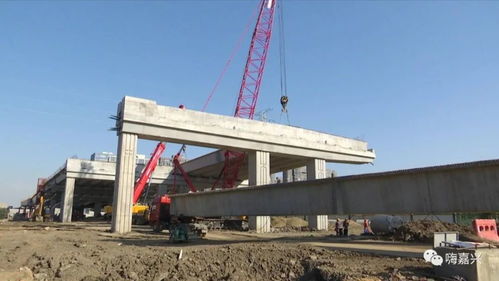 快速路二期工程实现重大突破 40米长150吨重箱梁一次性精准安装